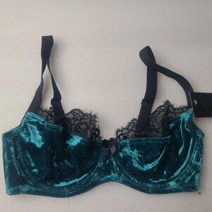 Frederick’s of Hollywood Martyna Velvet & Black Lace Bra 32D - New With Tag